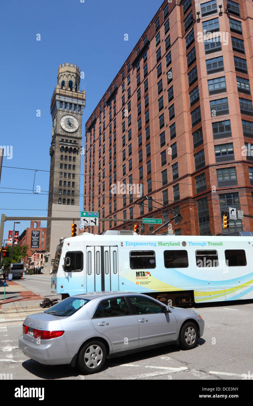 Train léger MTA Penn Shuttle, bromo Seltzer Arts Clock Tower et Camden court Apartments Building, Baltimore City, Maryland, États-Unis Banque D'Images