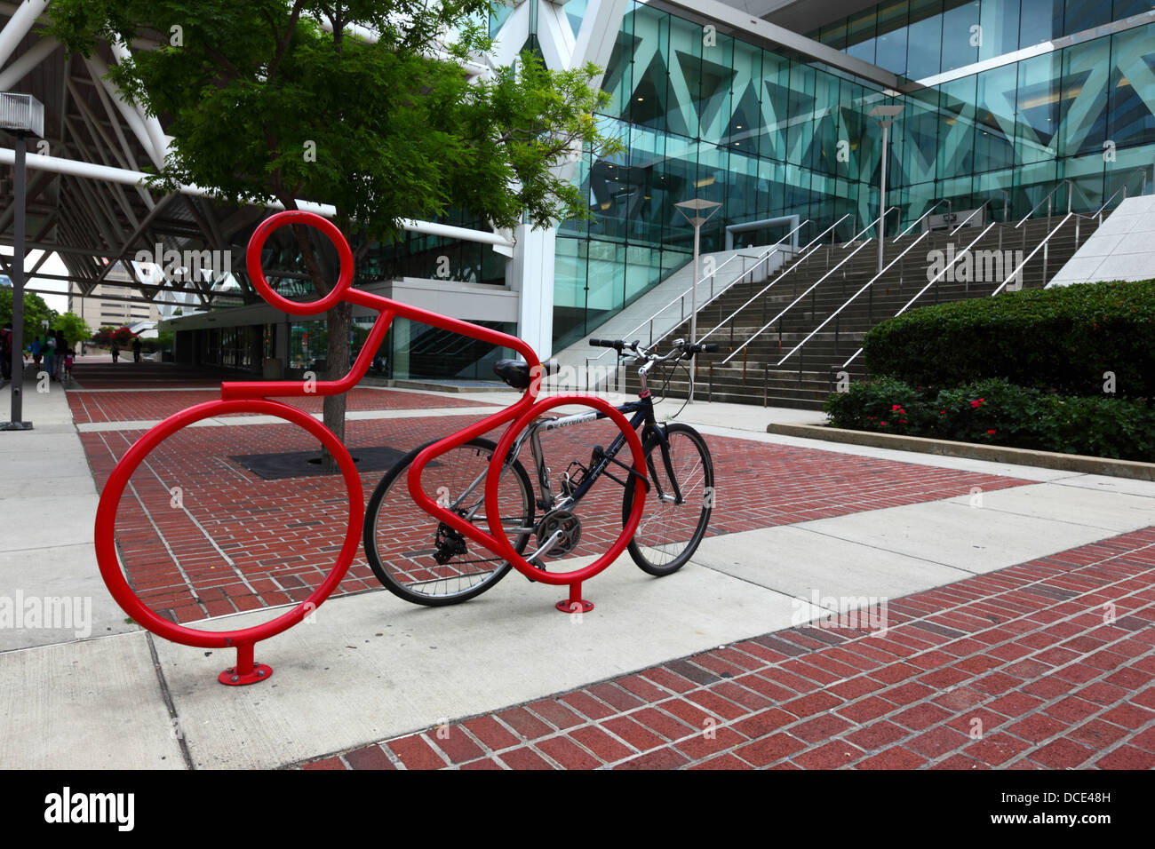 Porte-vélos en forme d'acier rouge pour sécuriser les vélos à l'extérieur du bâtiment du Centre de congrès, East Pratt Street, Baltimore City, Maryland, États-Unis Banque D'Images