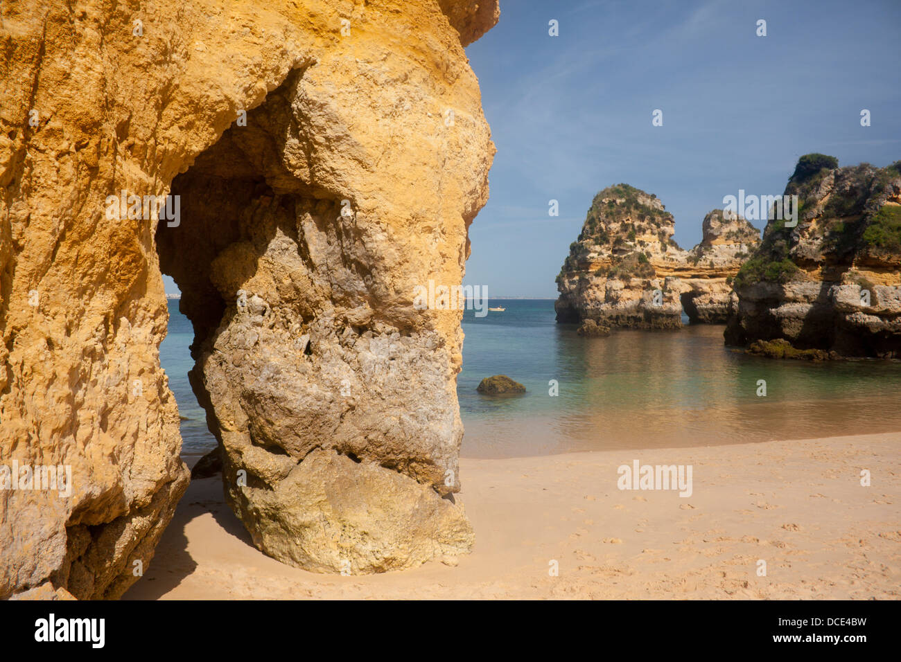 Praia do Camilo plage mer arch arch rock naturelles et de formations rocheuses inhabituelles au large Ponta da Piedade Lagos Algarve Portugal Banque D'Images