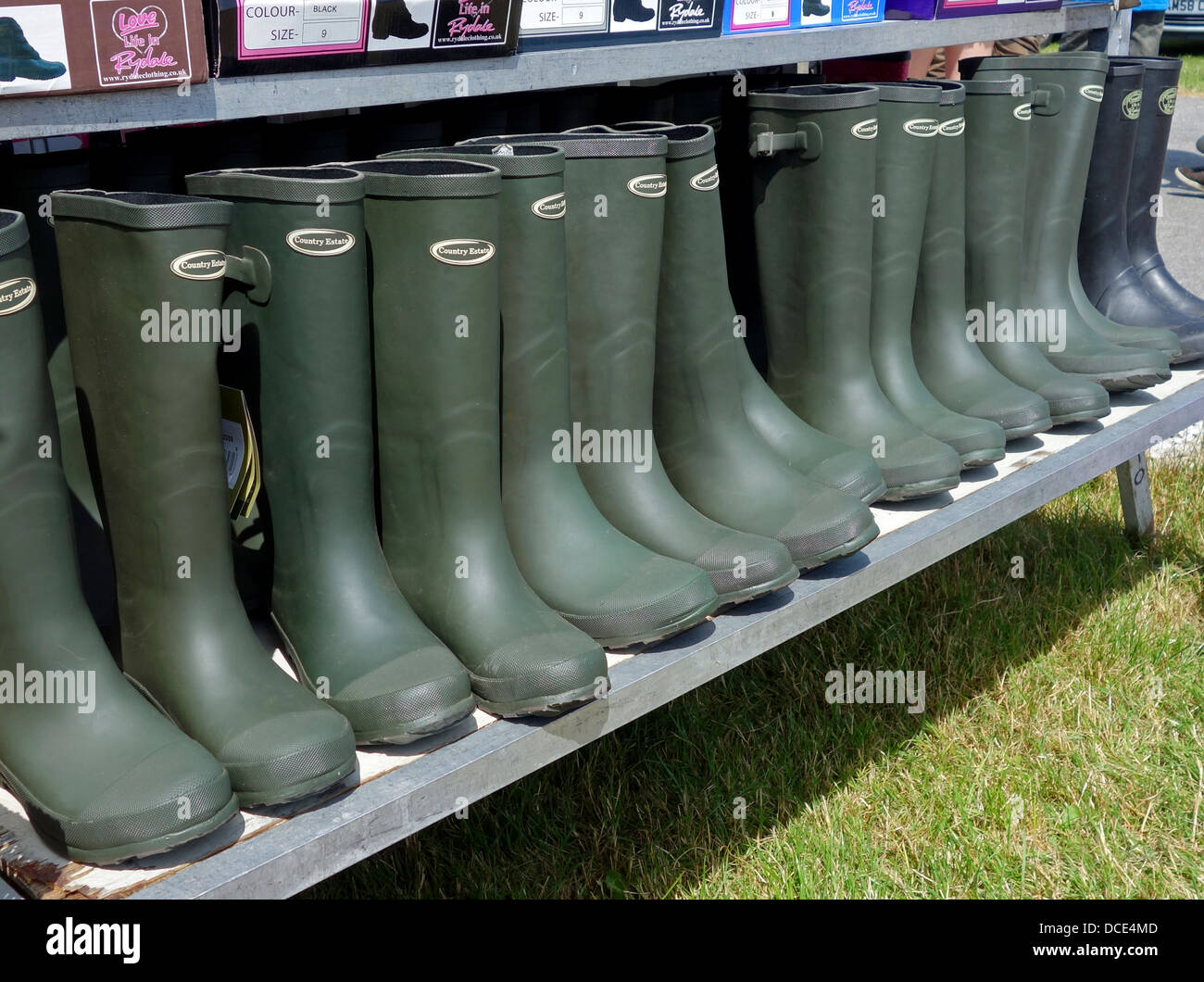 Bottes Wellington verte à la vente à un pays juste à Cornwall, uk Banque D'Images