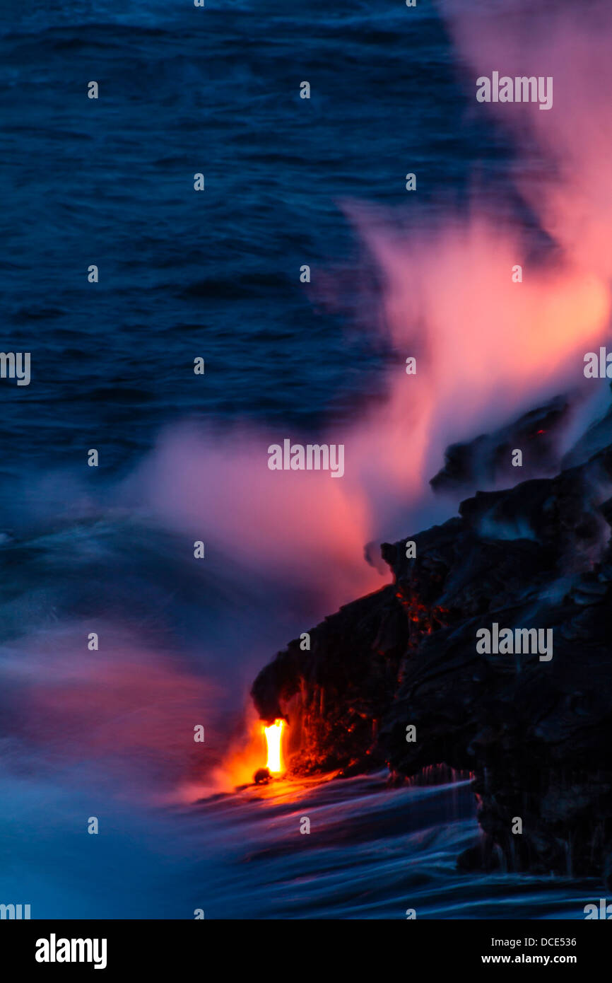 USA, Hawaii, la Grande Île, Kilauea. La lave en fusion qui se jettent dans la nuit de l'océan. Banque D'Images