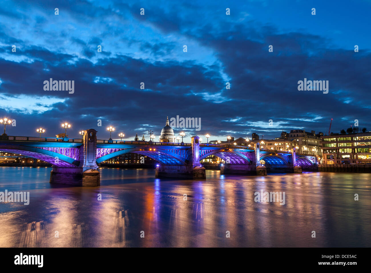 Southwark Bridge et St Paul's au crépuscule Banque D'Images