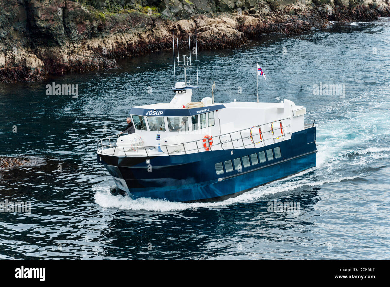 Petit ferry près du port de Mykines dans Îles Féroé Banque D'Images