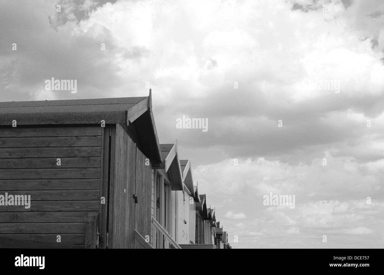 Cabines de plage contre un ciel nuageux Banque D'Images
