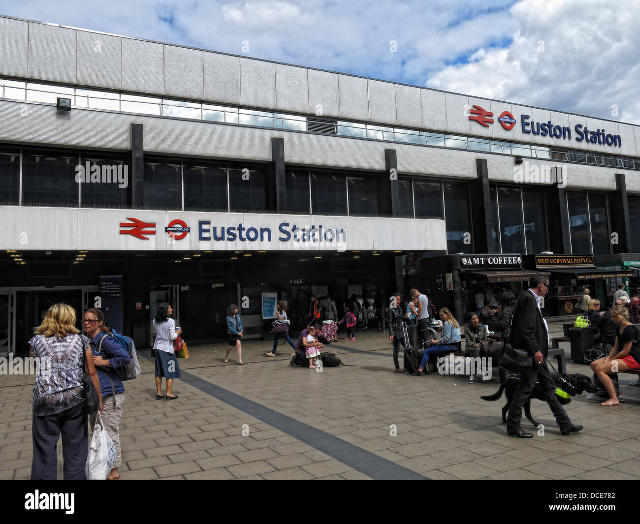 En dehors de Euston Station, Londres, Angleterre, Royaume-Uni, 2013 Banque D'Images