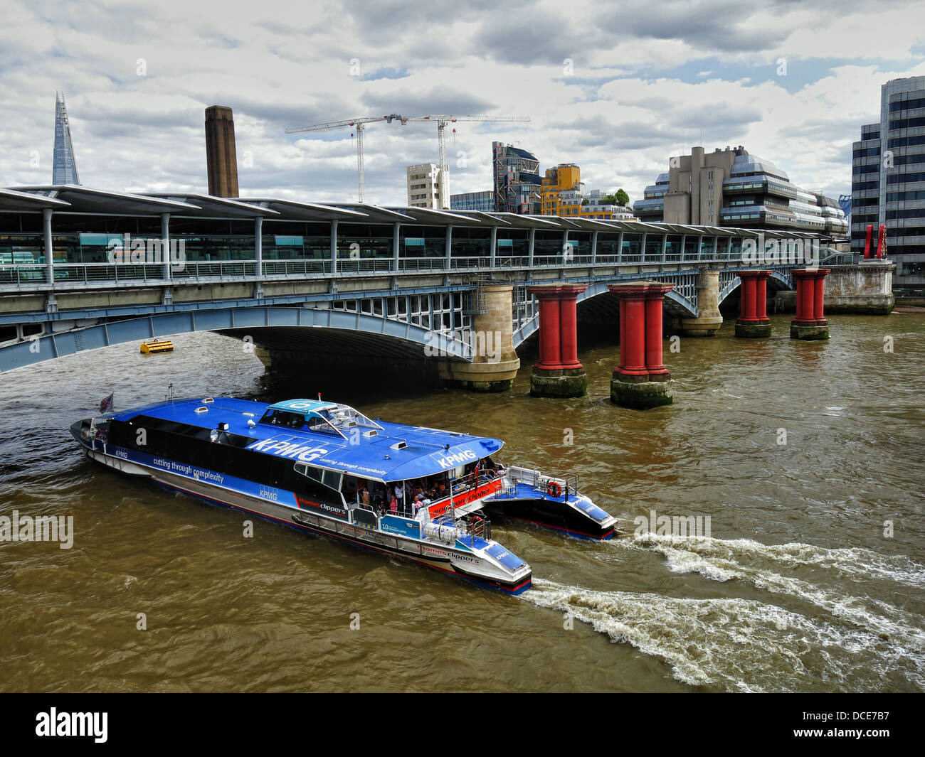 KPMG Thames Clipper naviguant sous Blackfriars Bridge et station, Londres, Angleterre, EC4V 4DD Banque D'Images