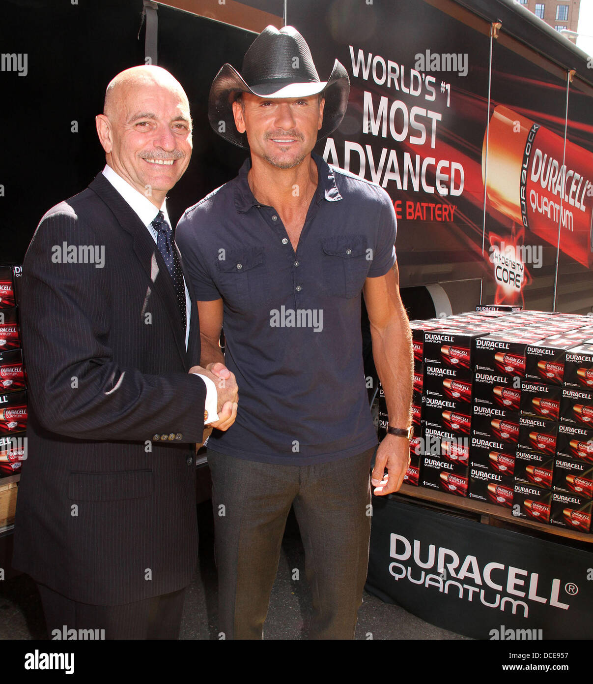 New York, New York, USA. Août 15, 2013. TIM MCGRAW et NYC Fire Commissioner SALVATORE CASSANO assister à la présentation à la Duracell FDNY avec un don de nouvelles piles Duracell Quantum tenue à échelle 9, Moteur 33. Credit : Nancy Kaszerman ZUMAPRESS.com/Alamy/Live News Banque D'Images