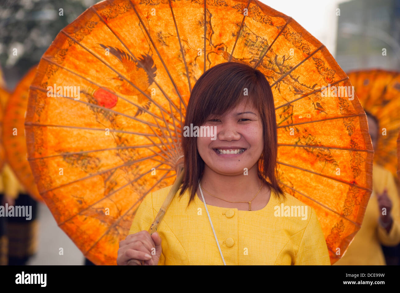Femme avec un parasol en Fête des fleurs, Chiang Mai, Thaïlande Banque D'Images
