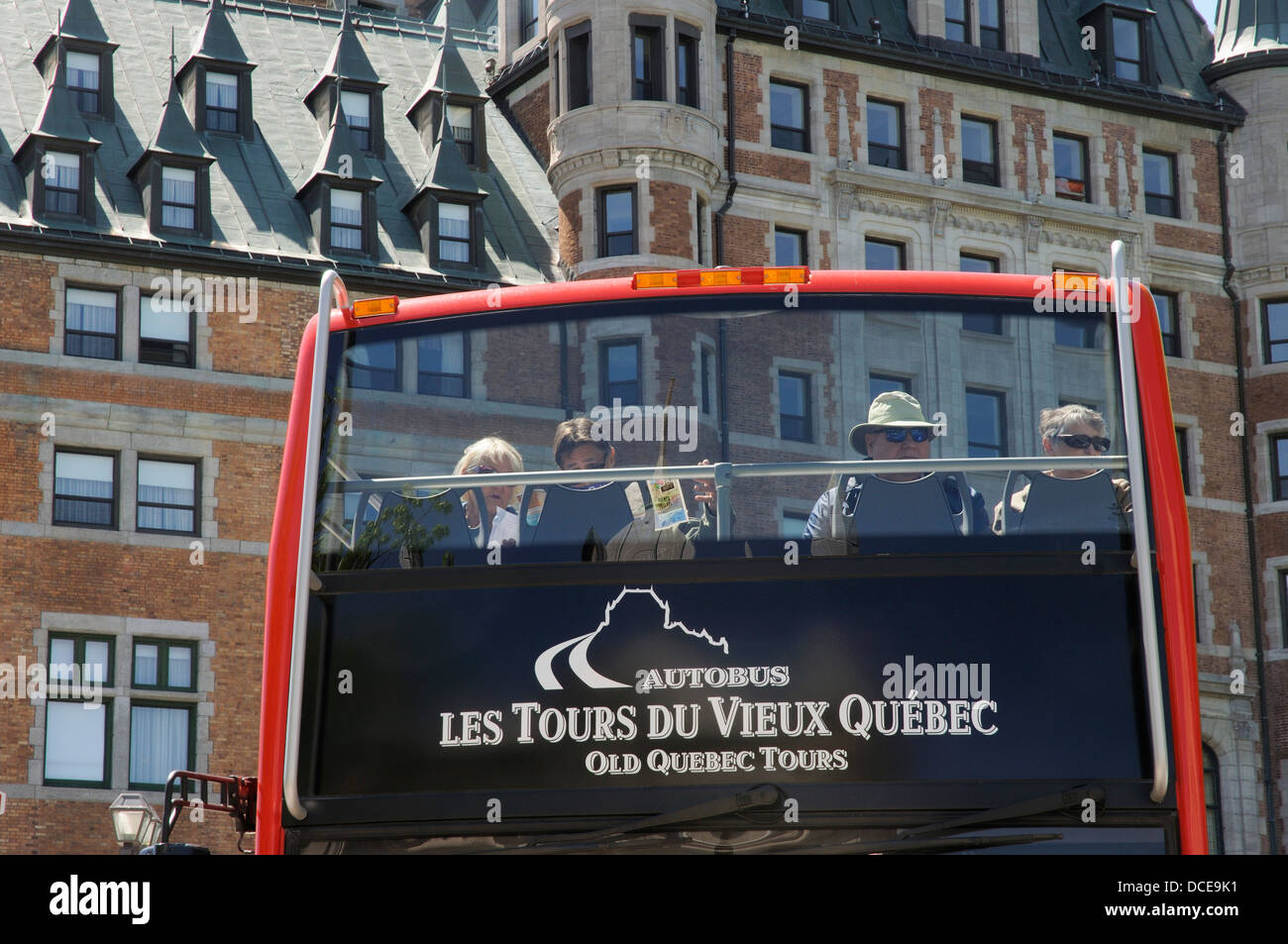 Un double decker bus touristique en face du Château Frontenac à Québec Canada Banque D'Images