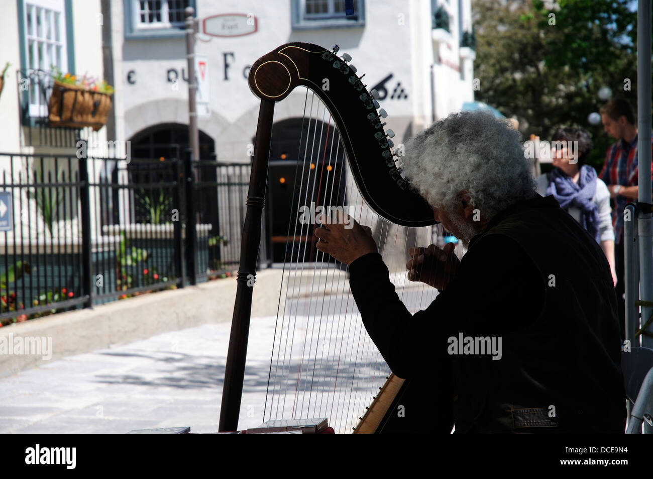 Un harpiste jouant dans les rues de la ville de Québec, Québec, Canada Banque D'Images