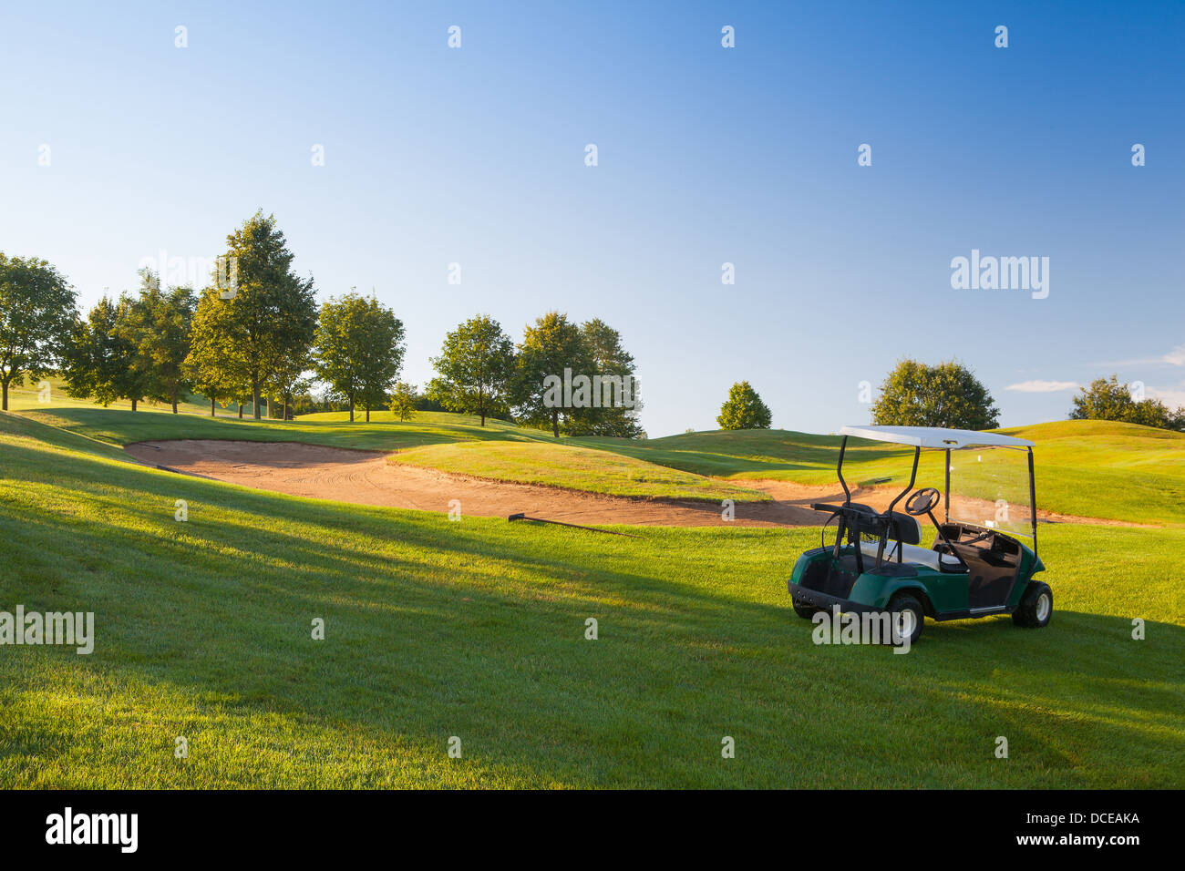 Très belle vue sur le magnifique parcours de golf avec la voiturette de golf vert. Banque D'Images