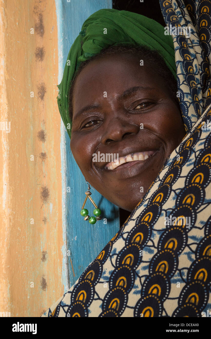 Smiling Woman sénégalais, Nixo, village près de Sokone, au Sénégal Banque D'Images