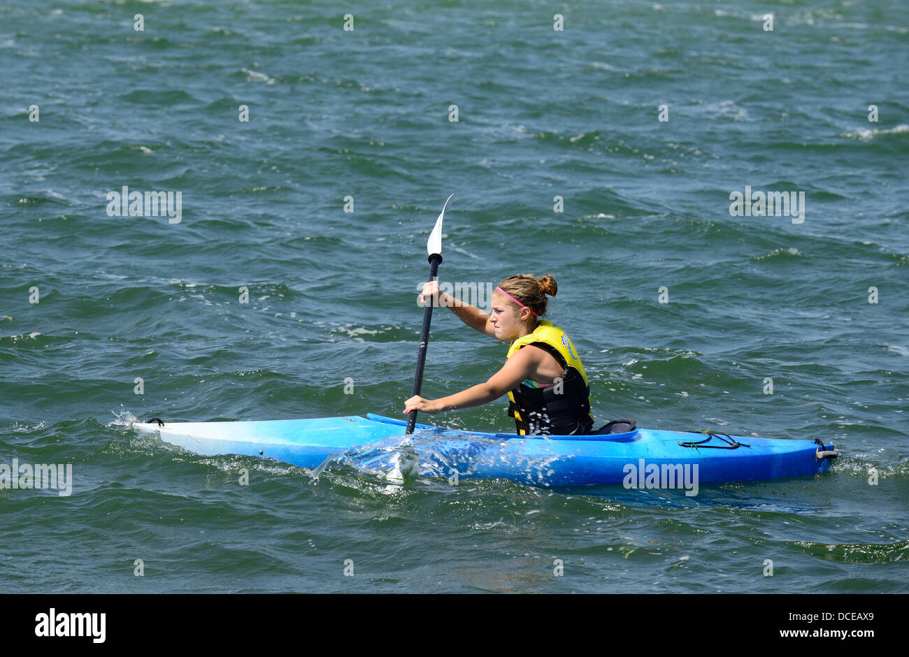 Teen girl sur un kayak dans un lac. Banque D'Images
