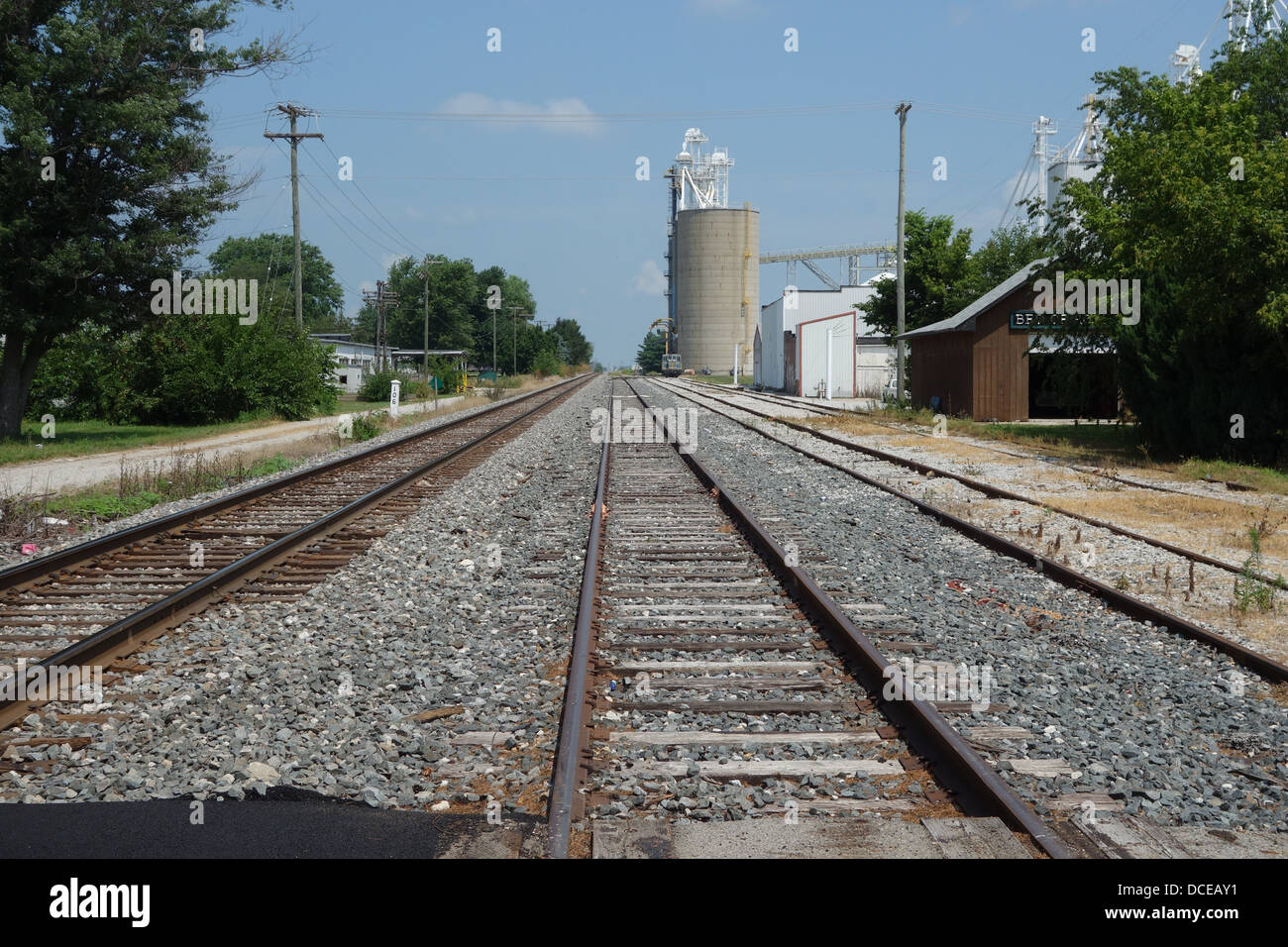 Des voies de chemin de fer dans une petite ville de l'Indiana, USA. Banque D'Images