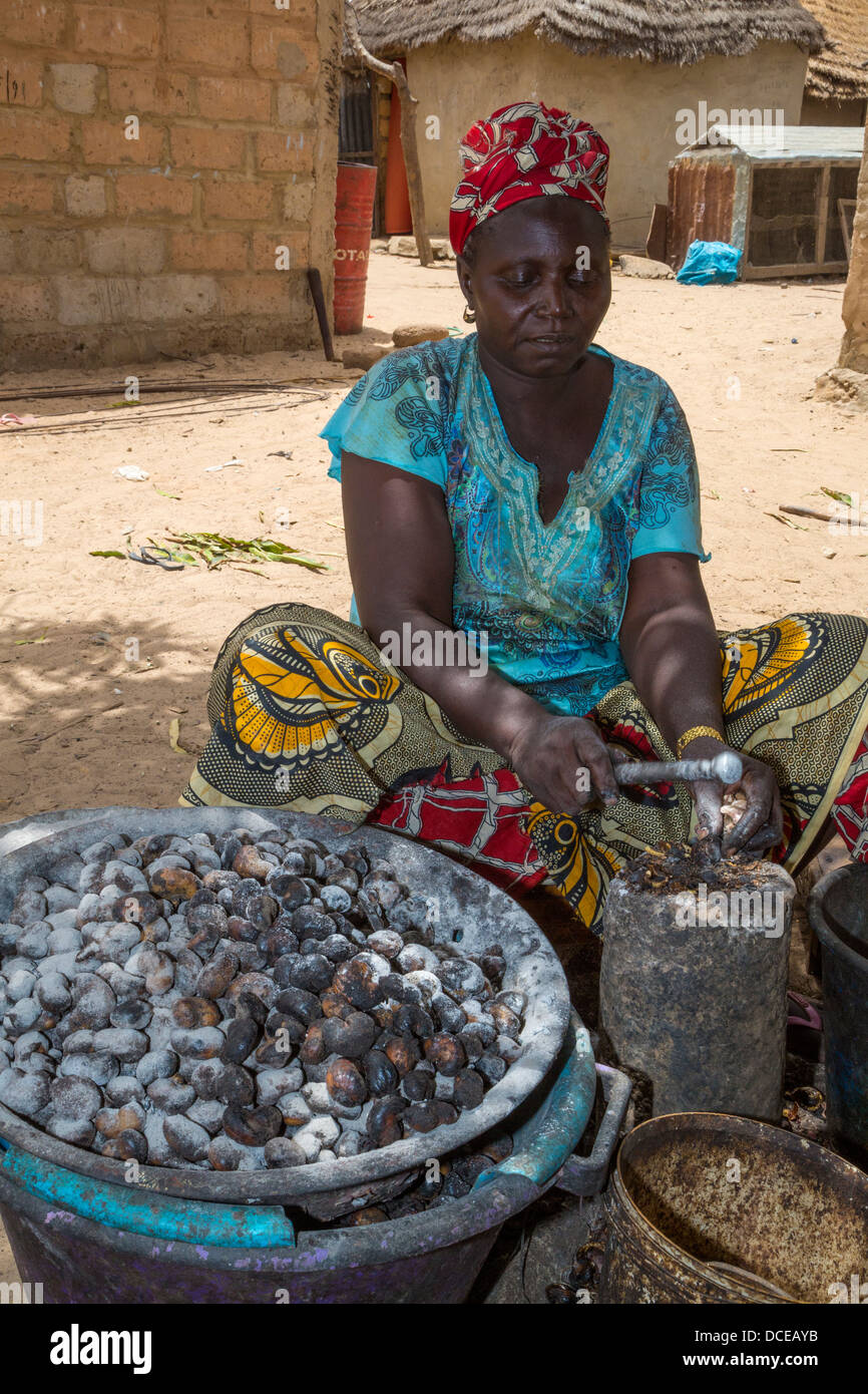 Les femmes du village de la dépose de coques de cajou, Nixo, village près de Sokone, au Sénégal. Ethnie sérère. Banque D'Images