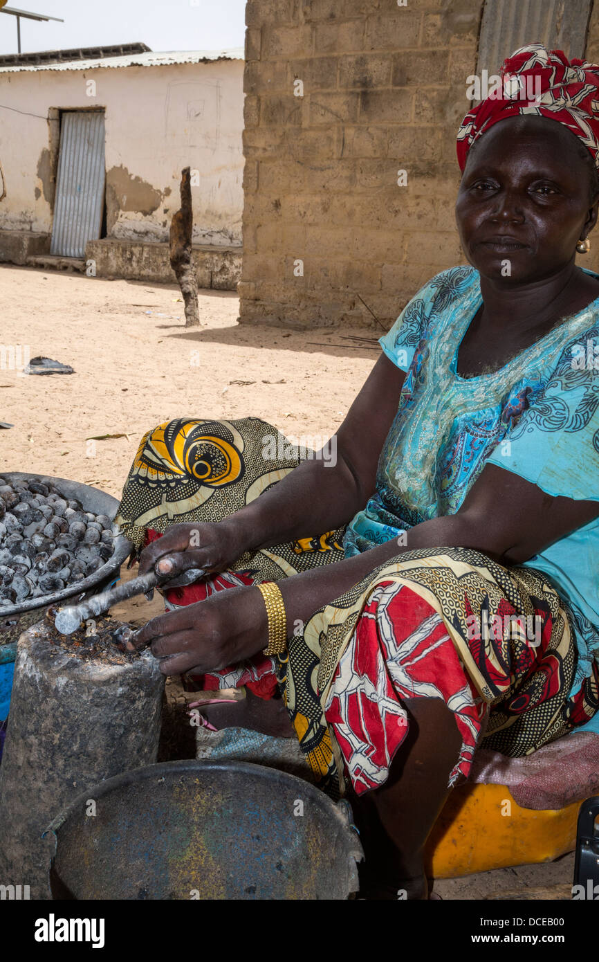 Les femmes du village de la dépose de coques de cajou, Nixo, village près de Sokone, au Sénégal. Ethnie sérère. Banque D'Images