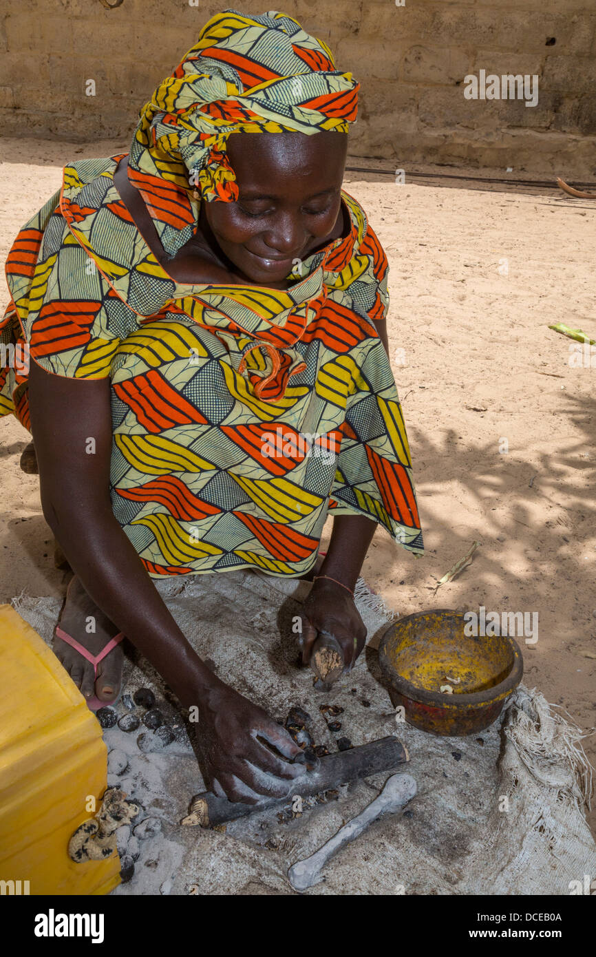 Les femmes du village de la dépose de coques de cajou, Nixo, village près de Sokone, au Sénégal. Ethnie sérère. Banque D'Images