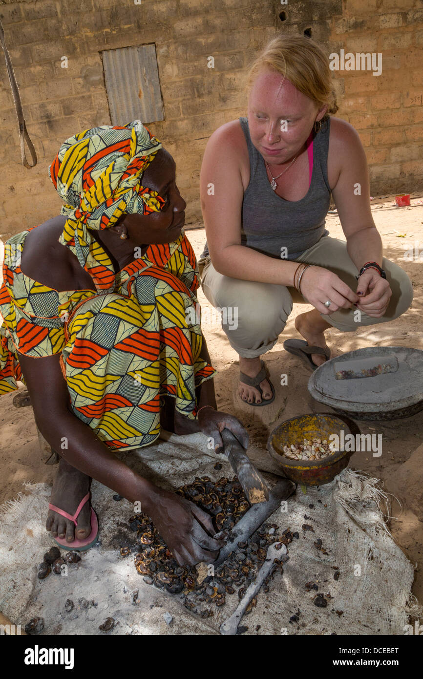 Des bénévoles du Corps de la paix en collaboration avec Village Woman à partir de coques de noix de cajou. Ethnie sérère. Banque D'Images