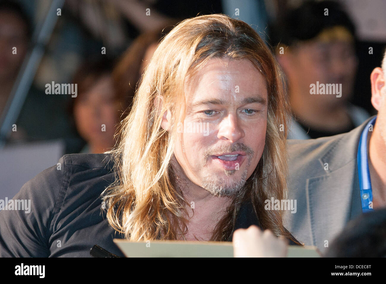 Le 29 juillet 2013, Tokyo, Japon : les acteurs américains Brad Pitt et Angelina Jolie en visite au Japon le 29 juillet pour promouvoir le nouveau film de zombie Pitt World War Z. C'est leur première visite au Japon depuis la fin de 2011. Des centaines de fans acclamant les Brangelinas où la montée des marches pour la première du film World War Z à Tokyo. Angelina Jolie porte une robe Yves Saint Laurent. (Photo de Michael Steinebach/AFLO) Banque D'Images