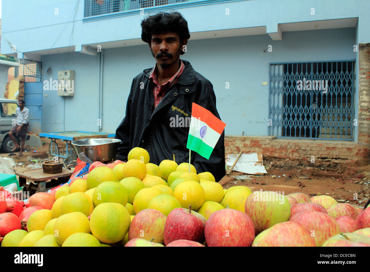 Un vendeur de fruits de rue à Bangalore, Inde à la veille de l'indépendance de l'Inde ; Banque D'Images