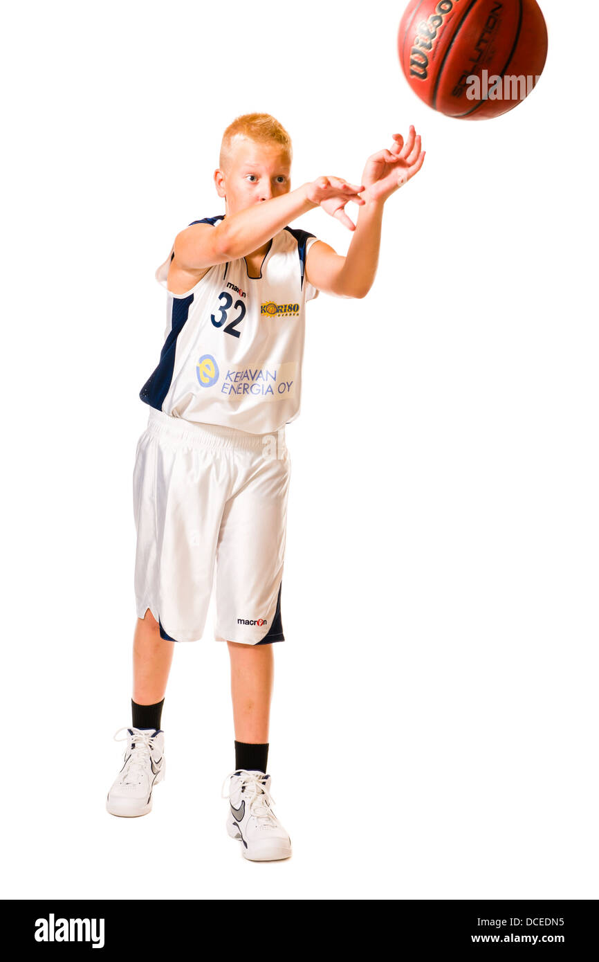 Jeune joueur de basket-ball de l'équipe blanc portant des uniformes, studio shot, fond blanc Banque D'Images