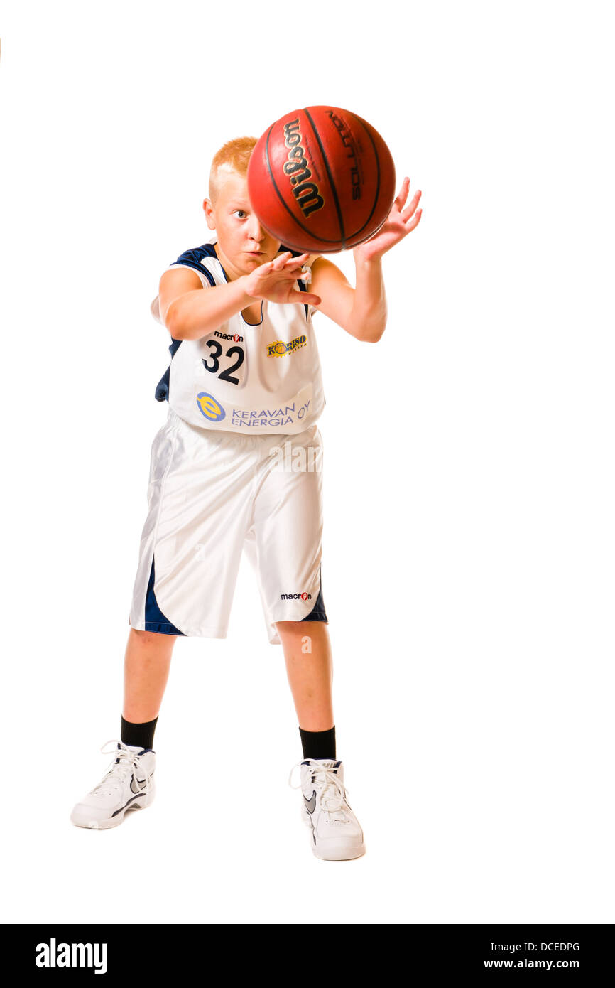 Jeune joueur de basket-ball de l'équipe blanc portant des uniformes, studio shot, fond blanc Banque D'Images