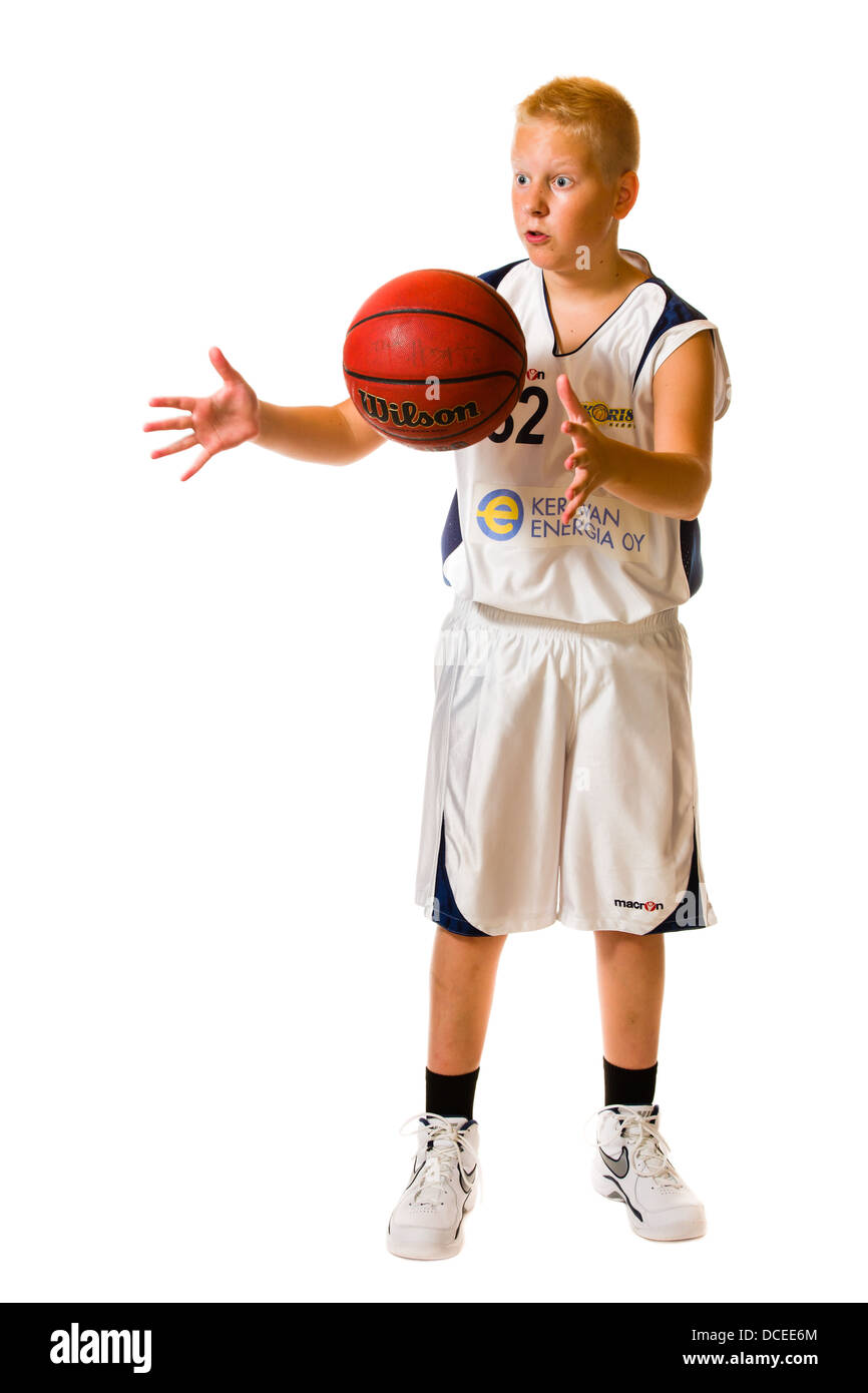 Jeune joueur de basket-ball de l'équipe blanc portant des uniformes, studio shot, fond blanc Banque D'Images