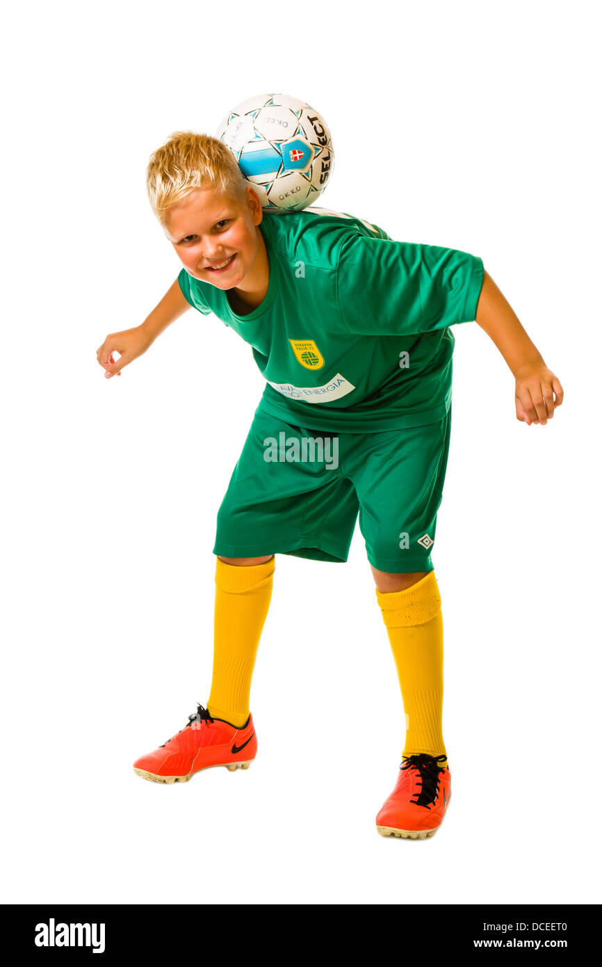 Jeune joueur de football sur son genou blessé, studio shot, fond blanc Banque D'Images