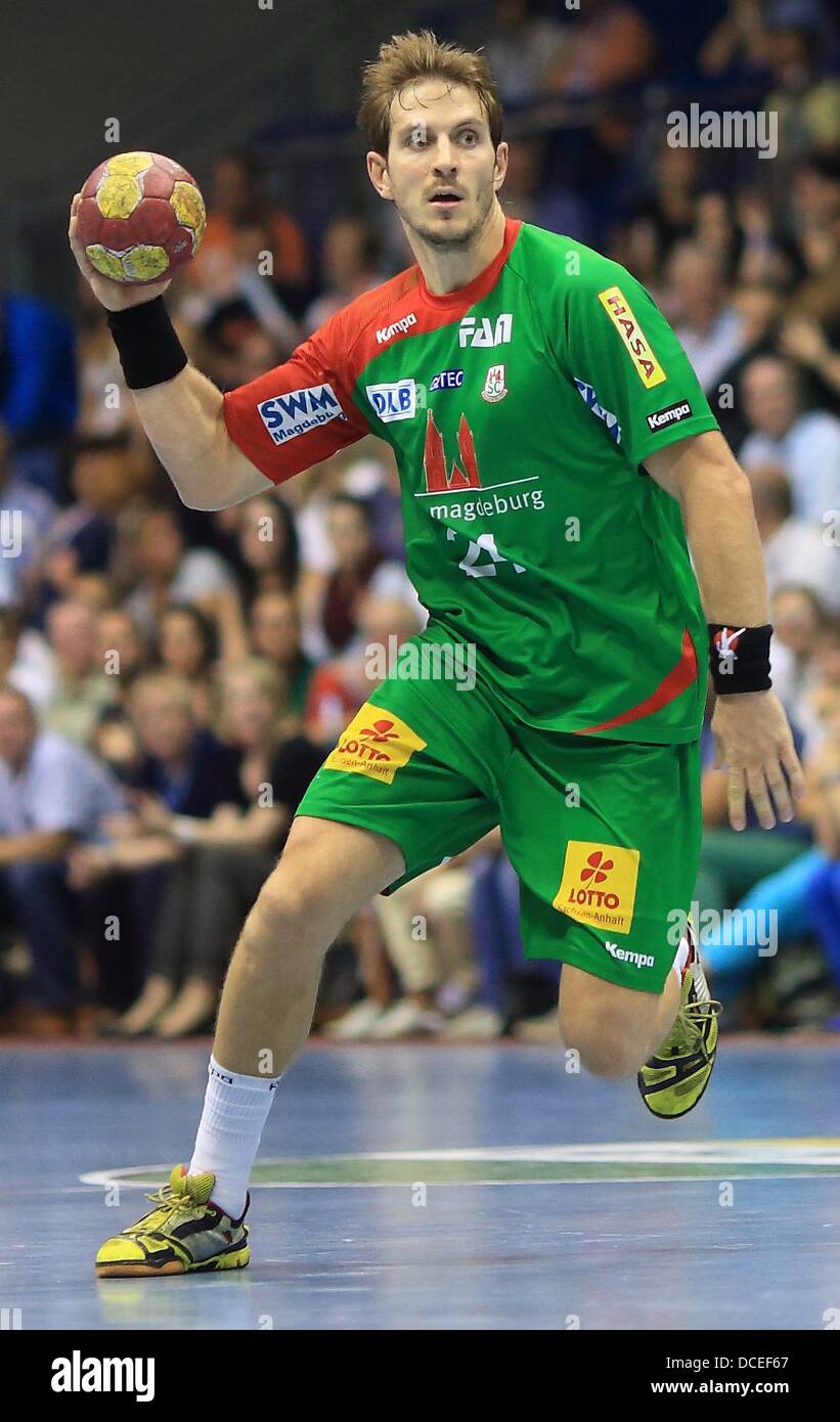 Magdeburg's Michael Haass a la balle pendant le test match de handball entre SC Magdeburg et Wisla Plock à Getec Arena de Magdeburg, Allemagne, 15 août 2013. Photo : JENS WOLF Banque D'Images