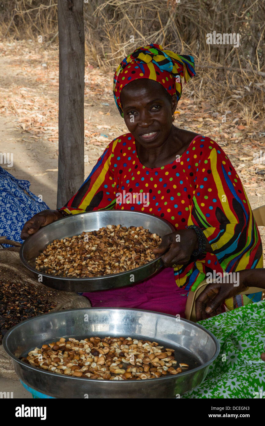 Femme aux noix de cajou, Fatick, Sénégal. Banque D'Images