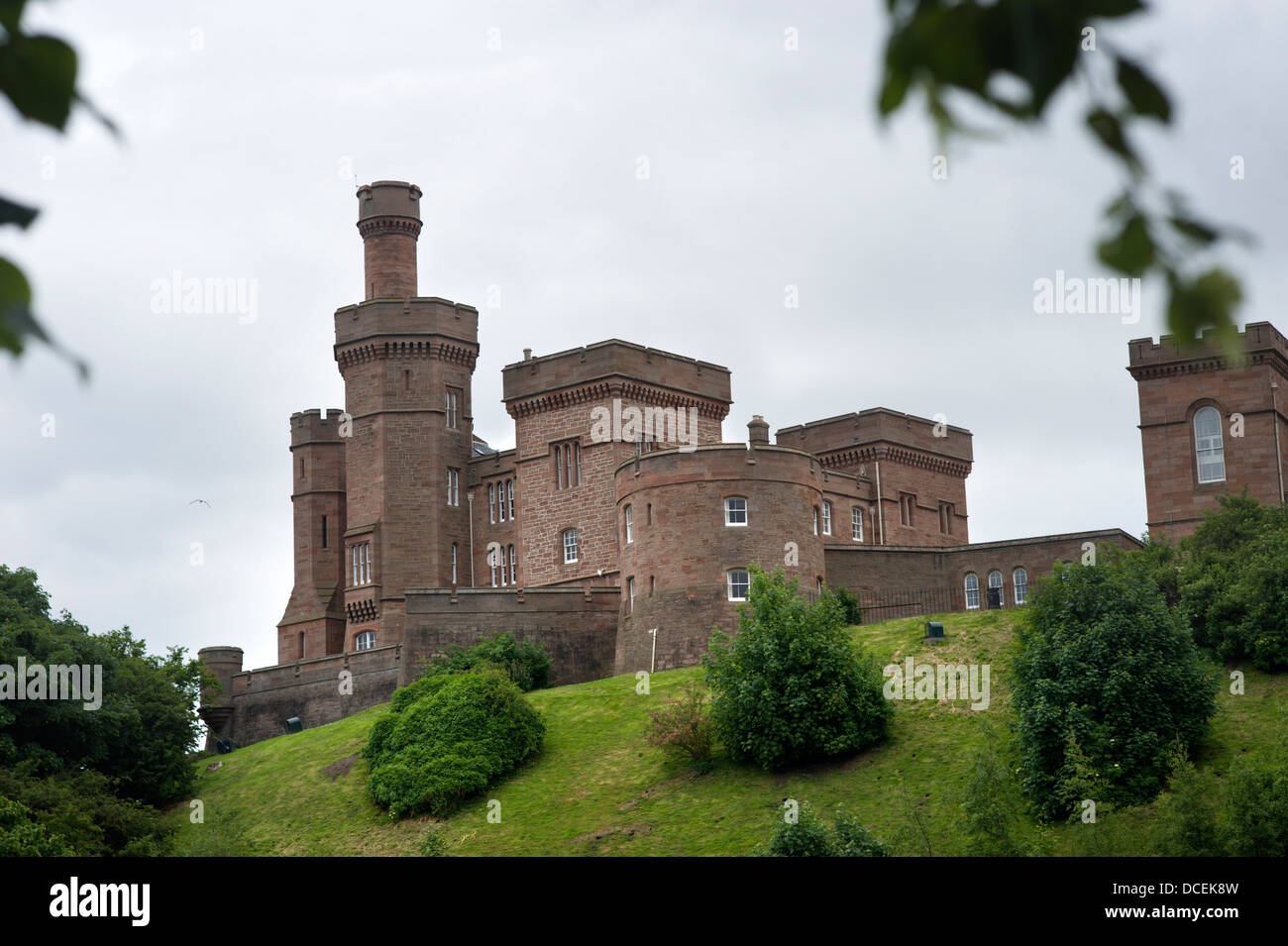 Le Château d'Inverness, la Sheriff Court maintenant, vu de l'autre côté de la rivière Ness Banque D'Images