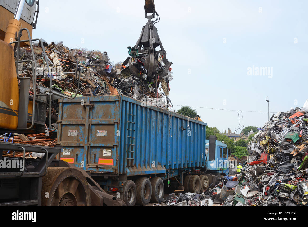 L'élimination des DEEE Déchets d'équipements électriques et électroniques d'être chargé en cour de traitement au wagon Royaume-Uni Banque D'Images