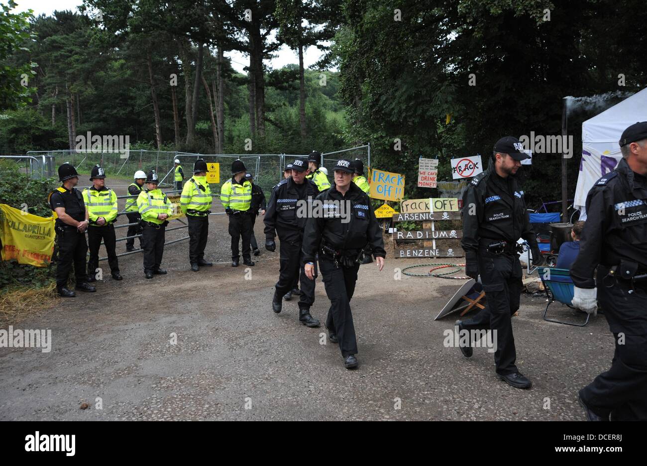 Balcombe Sussex UK 16 Août 2013 - L'arrivée des équipes de recherche de la police que les manifestants se rassemblent à la fracturation Cuadrilla site dans le West Sussex village de Balcombe où l'entreprise sont l'exécution de forages d'exploration . Des milliers de manifestants devraient rejoindre la protestation sur le prochain week-end. Banque D'Images