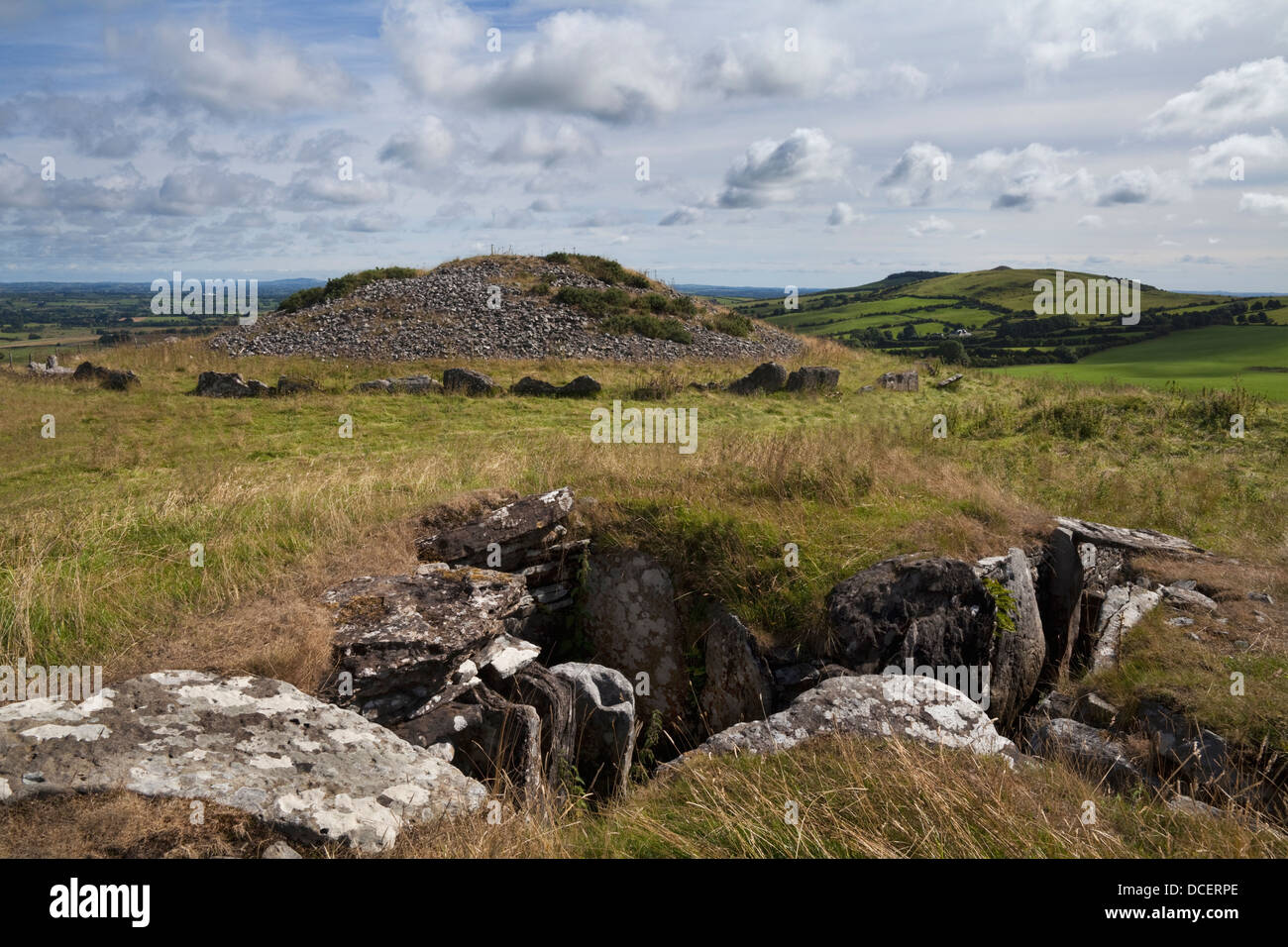 Loughcrew Passage tombe, cimetière mégalithique, 3500-3300 B.C. Sliabh na Cailli avec Cairn au sommet derrière, comté de Meath Irlande Banque D'Images