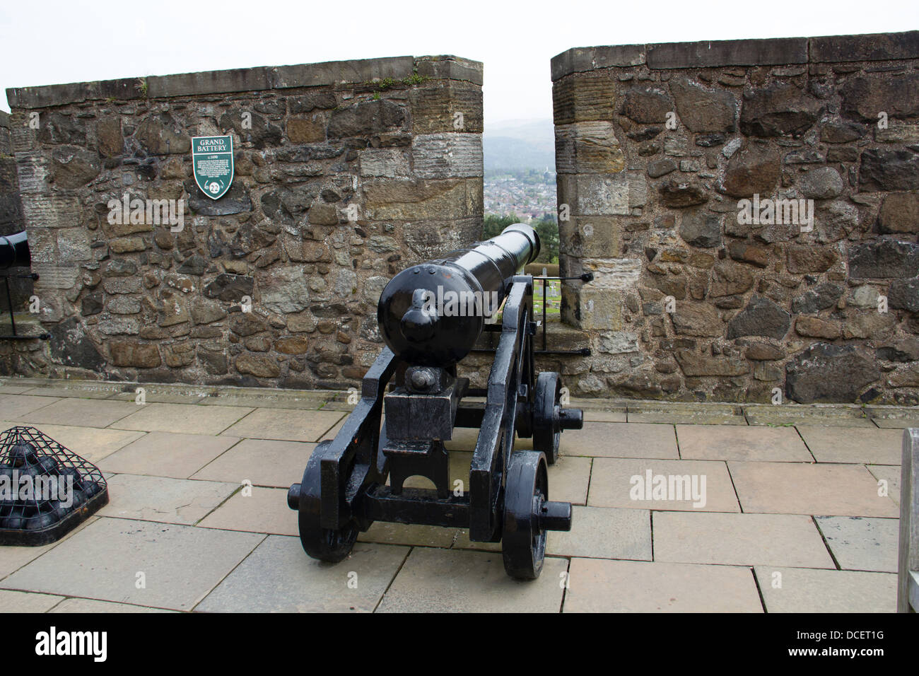 Les canons et les boulets des murs du château de Stirling. Ces répliques sont destinés à montrer comment c'est au cours de la durée réelle. Banque D'Images