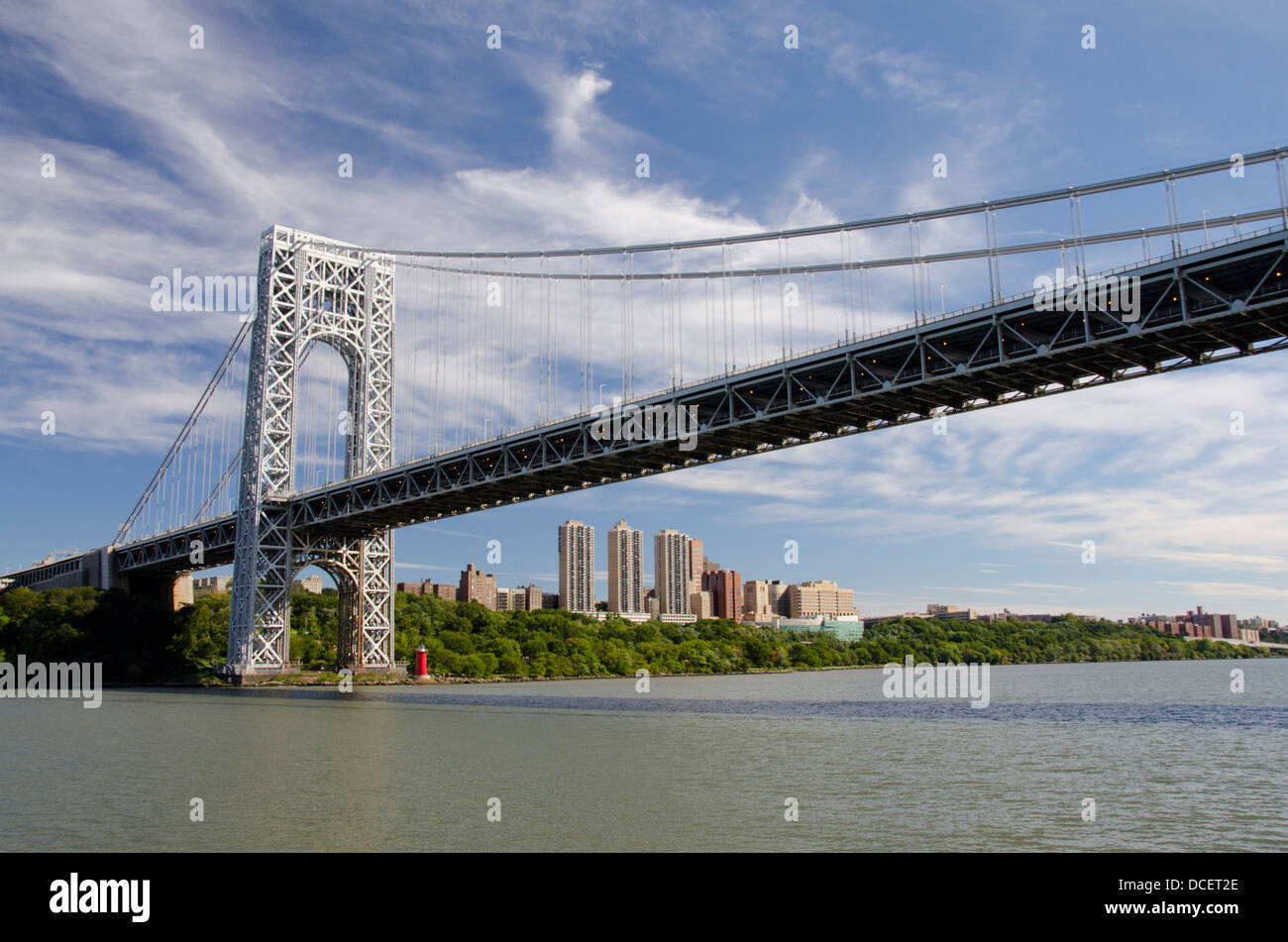 New York, New York, l'Hudson. George Washington Bridge et Petit phare rouge aka Jeffrey's Hook la lumière. Banque D'Images