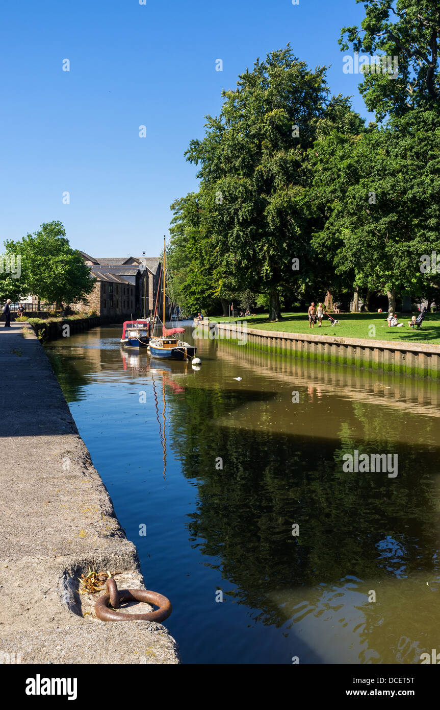 Devon Totnes en Angleterre. 1er août 2013. Bateaux amarrés sur la rivière Dart dans le centre de Totnes. Banque D'Images