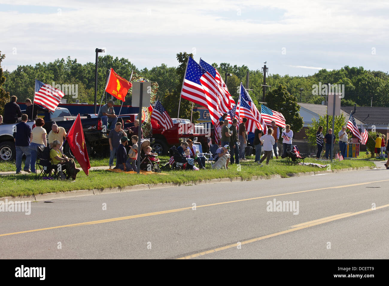 Les gens alignés avec les drapeaux de la procession funéraire de Sgt. Daniel : en Hollande, au Michigan Banque D'Images