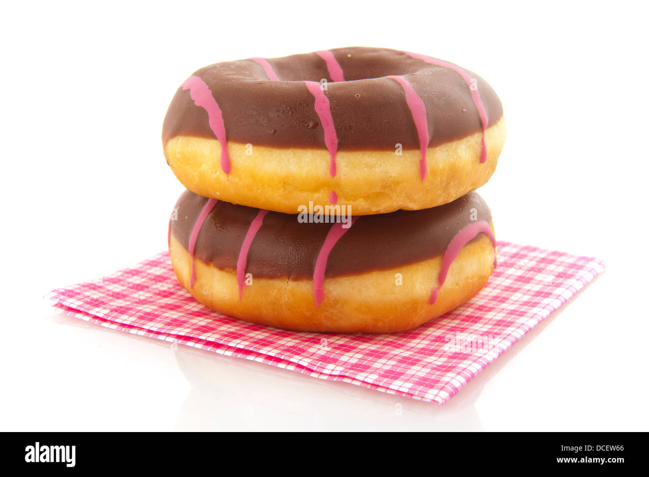 Rayé rose donuts avec chocolat sur nappes Banque D'Images