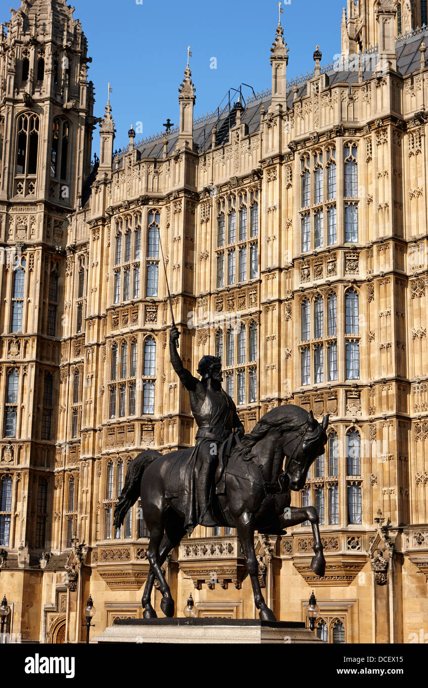 Statue du roi Richard Ier à cheval dans la cour du palais vieux chambres du parlement London England UK Banque D'Images