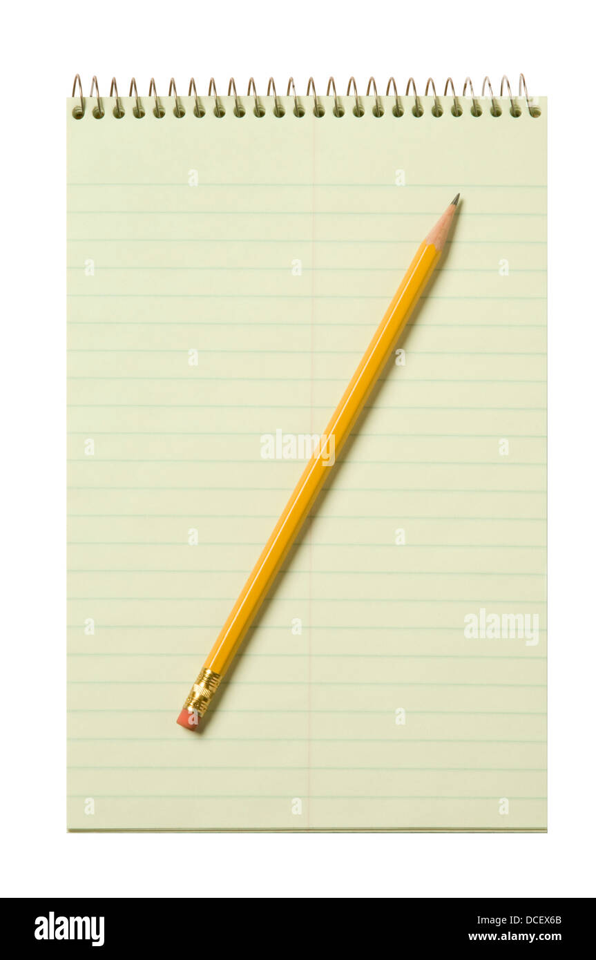 Tampon de sténographe à plat avec un crayon jaune contre isolé sur fond blanc Banque D'Images