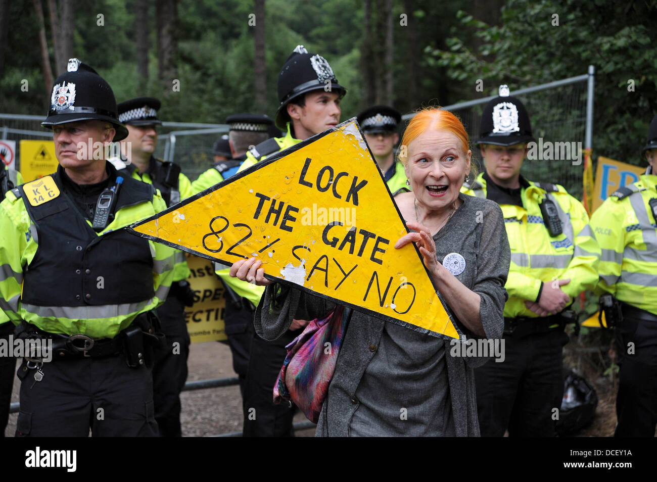 Balcombe Sussex UK 16 Août 2013 - Fashion designer Dame Vivienne Westwood s'associe à la lutte contre la fracturation protestataires à Balcombe Banque D'Images