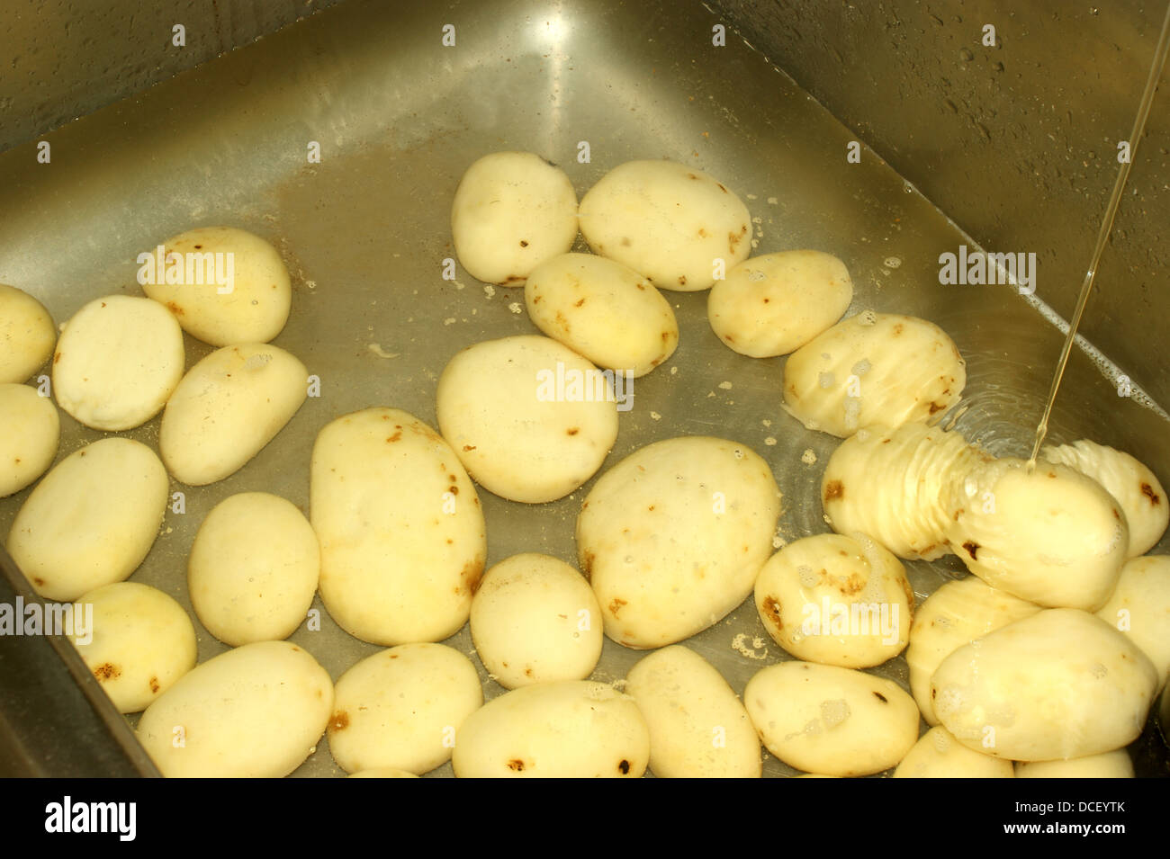 Les ustensiles utilisés dans une grande cuisine cantine Banque D'Images