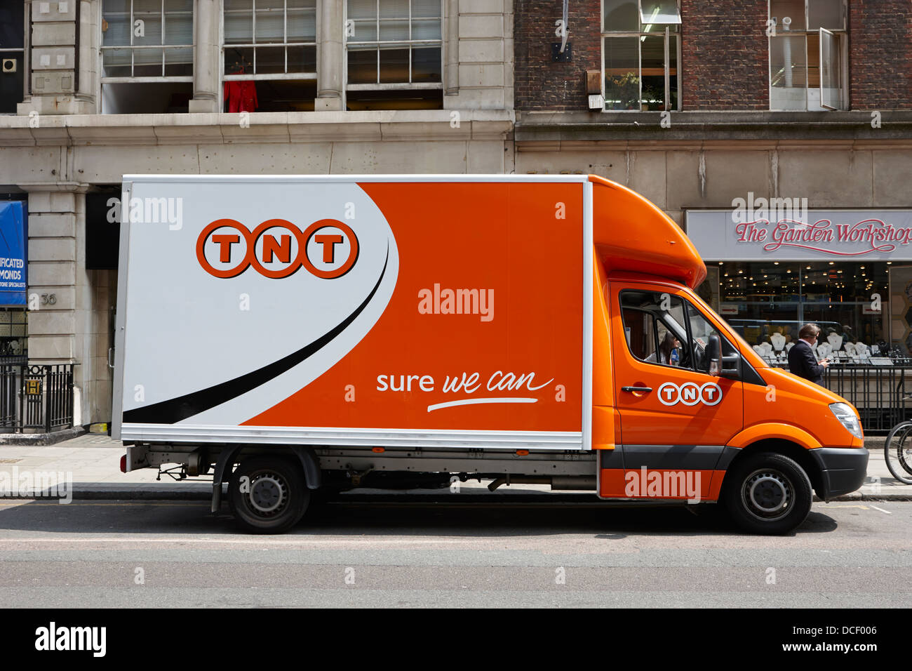 TNT et courrier postal delivery van dans le centre de Londres, Angleterre, Royaume-Uni Banque D'Images