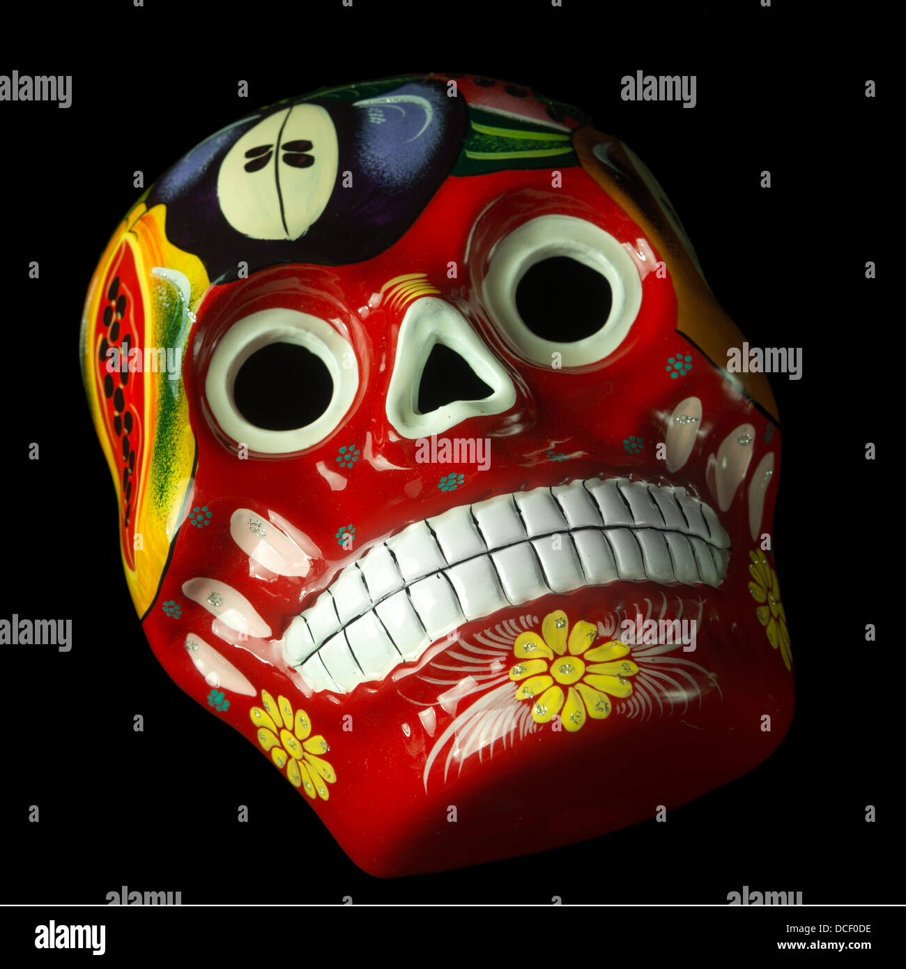 Peint en couleur le Jour des Morts (Dia de los Muertos) crânes isolé sur fond noir Banque D'Images
