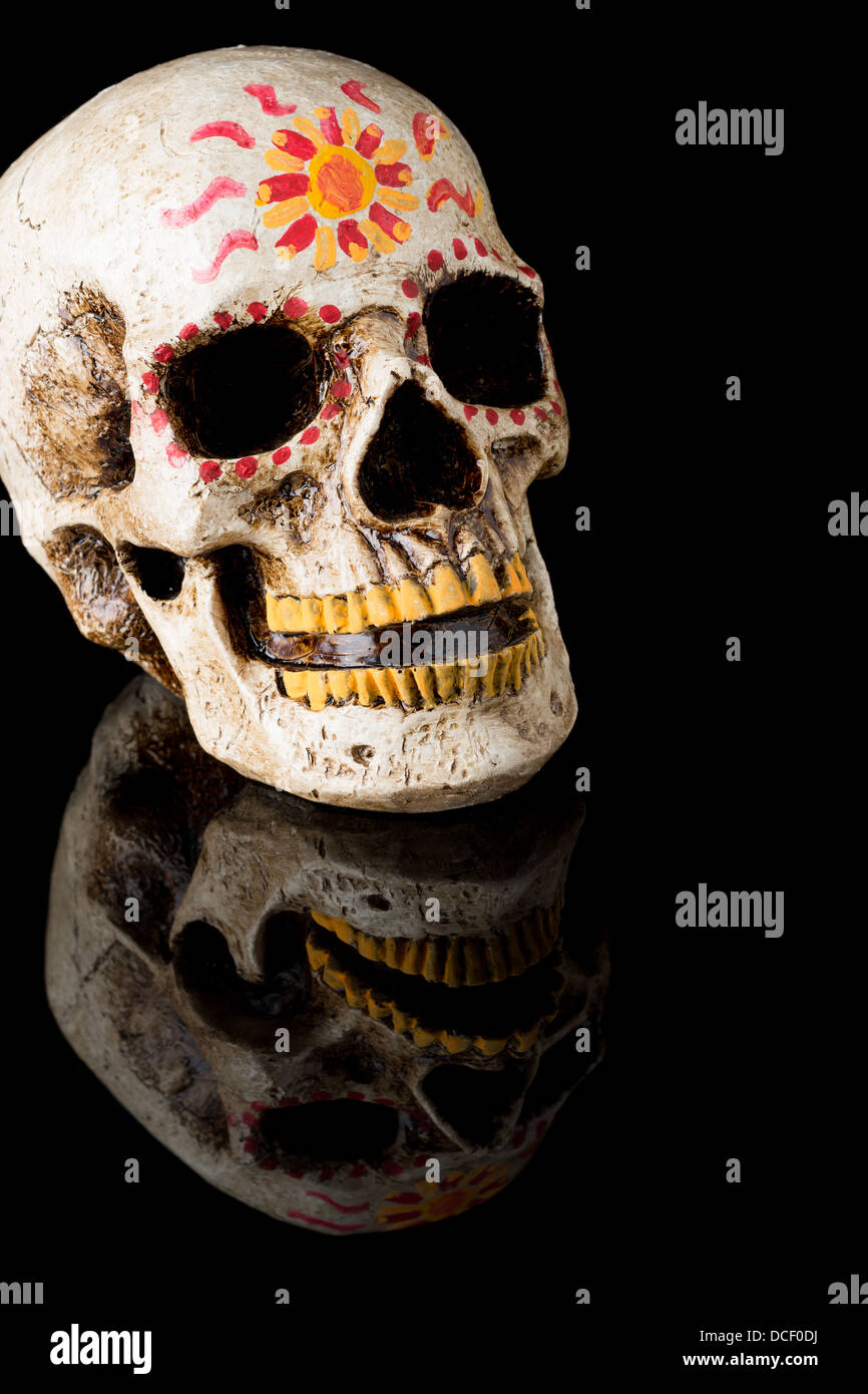 La main peinte Dia de los Muertos (Jour des Morts) crâne isolé sur fond noir Banque D'Images