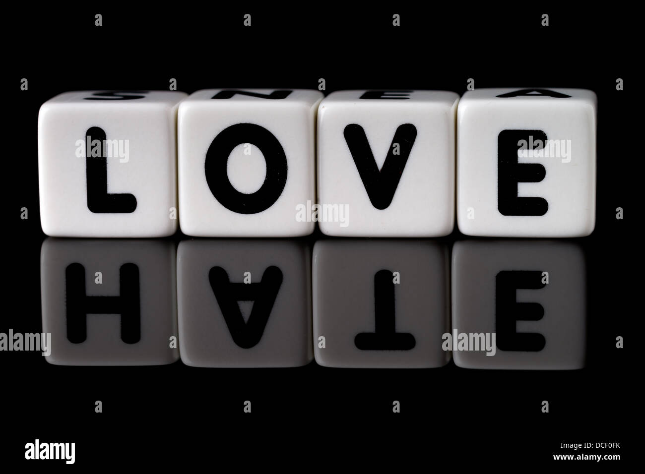 Amour écrit en dés avec le mot reflète la haine noire sur fond isolé Banque D'Images