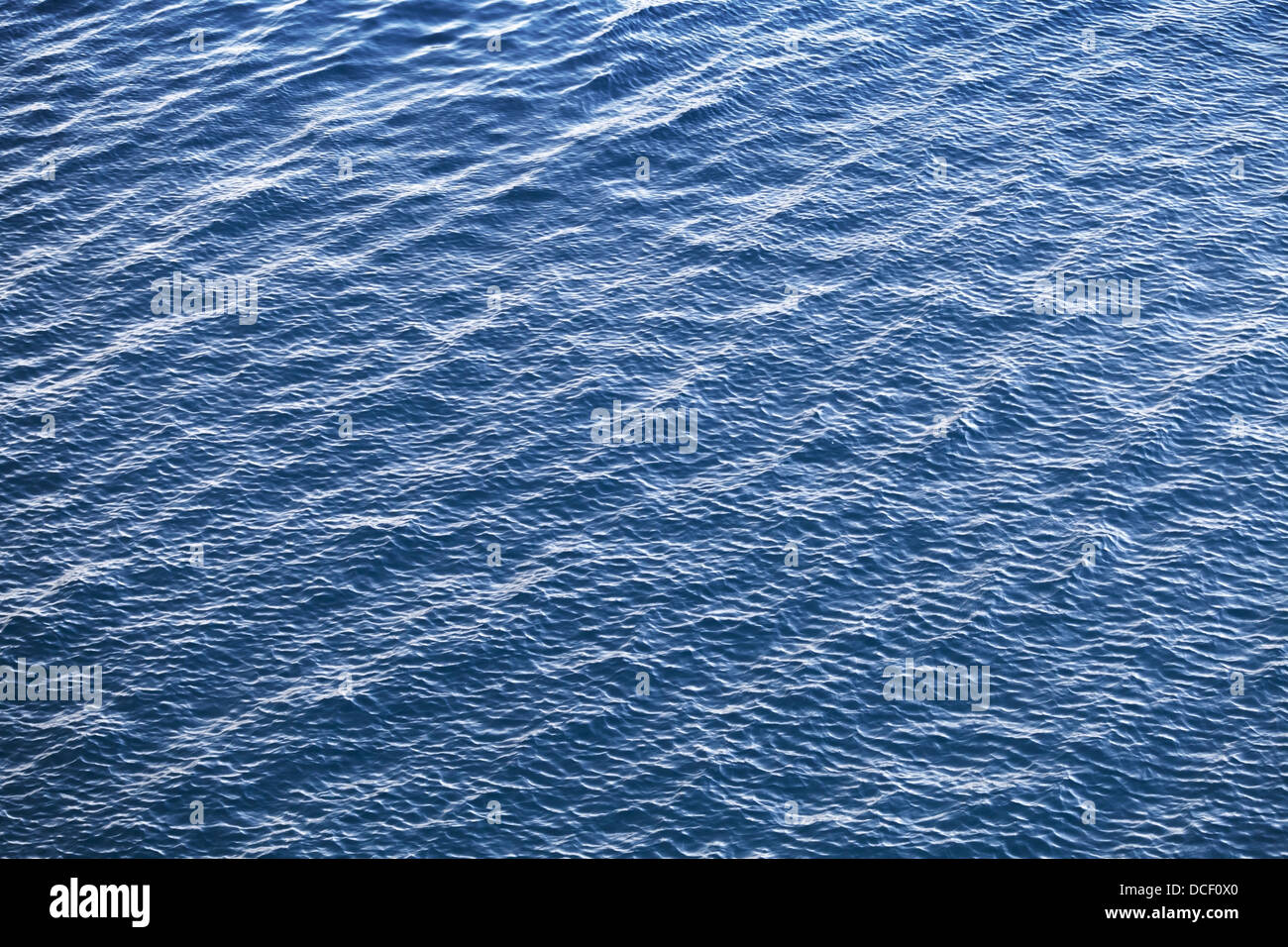 L'eau de mer adriatique bleu texture de fond avec ondulation Banque D'Images