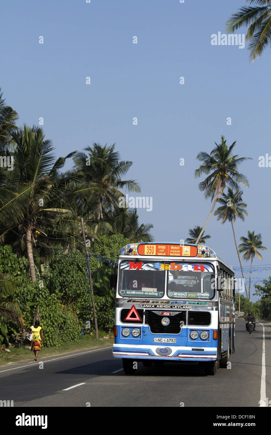 LANKA Ashok Leyland Bus AUTOROUTE MATARE SRI LANKA 15 Mars 2013 Banque D'Images