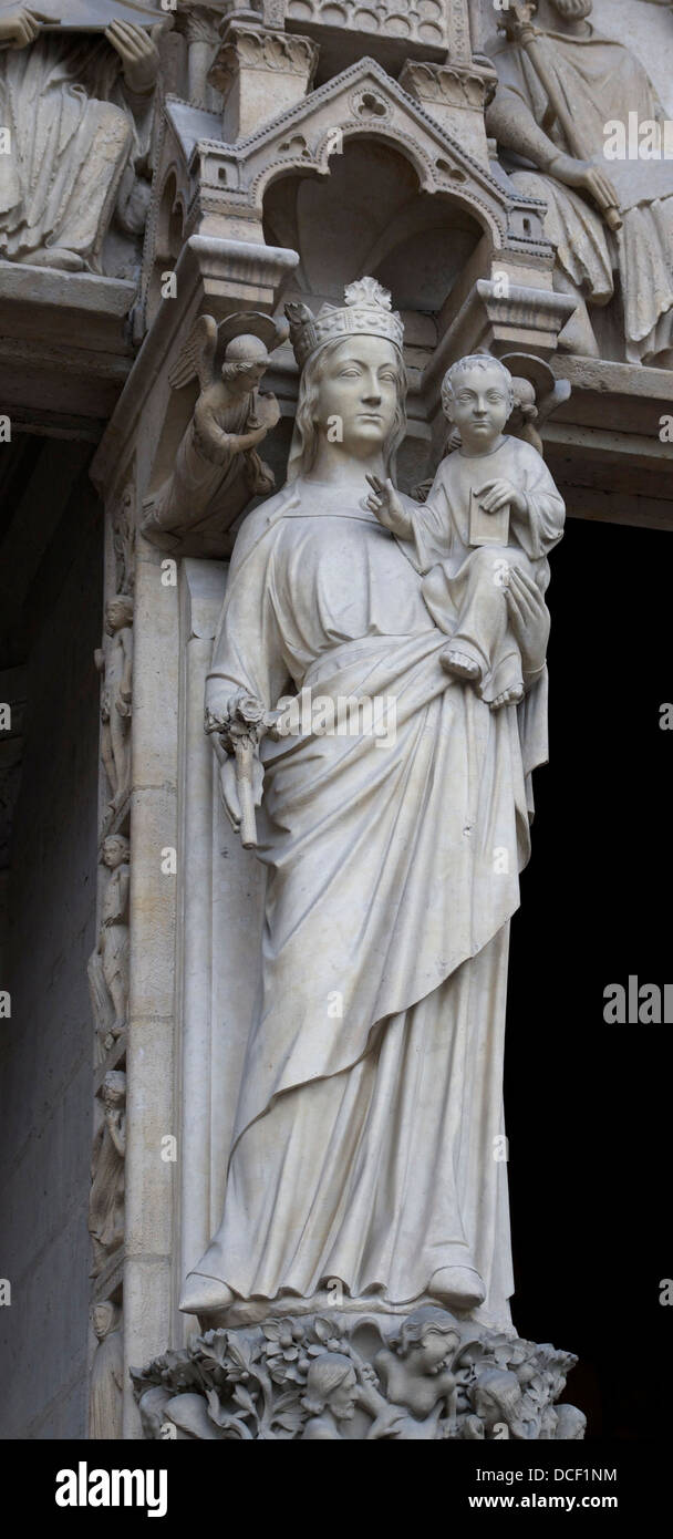 Statue de la Vierge Marie avec l'enfant, portail ouest à gauche de Notre-Dame de Paris, France Banque D'Images